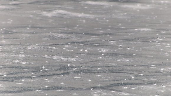 wasseroberflaeche-dunkelgraue-regenwetter