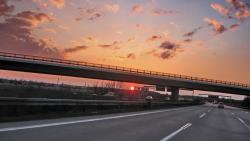 Bruecke-Autobahnbruecke-Sonnenuntergang