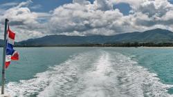 Berge-Wolken-Blick-vom-Boot